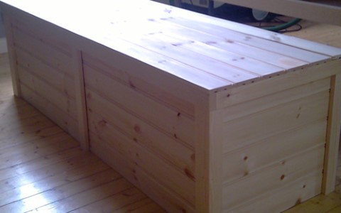 Bänk av pärlspont i furu.